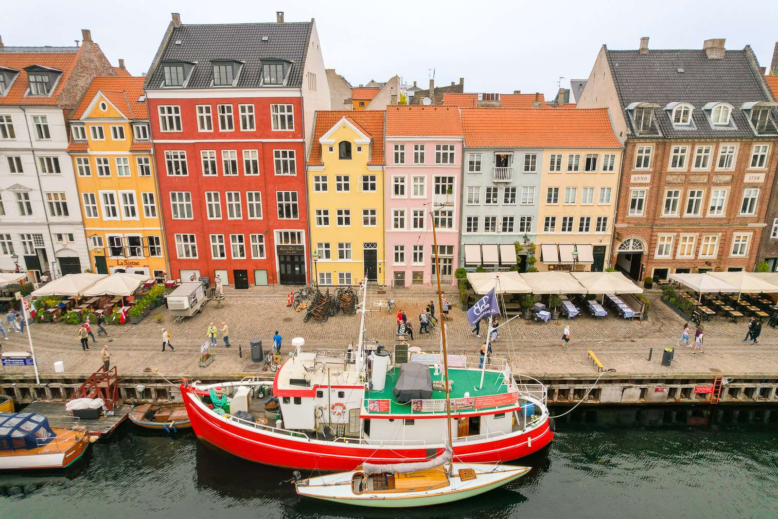 Ejendom i Nyhavn med mellemhus og baghus til bolig og erhverv – klassisk ejendom fra 1712 med tagterrasse formidlet af Estate Concept.